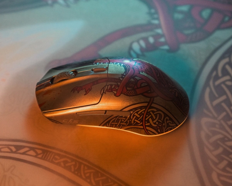 SteelSeries выпустила коврик и беспроводную мышь в стиле легендарного AWP Dragon Lore из CS2