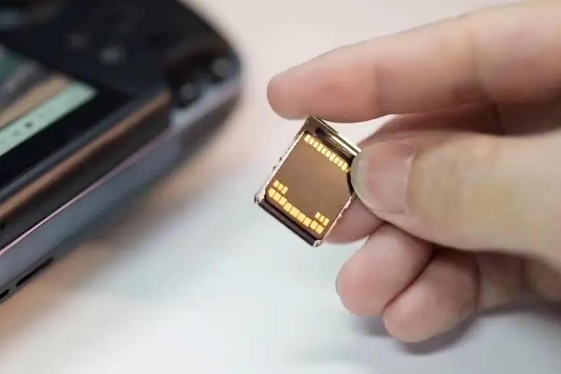 Китайцы сделали SSD меньше монеты и хотят внедрить его в приставки, ноутбуки и смартфоны