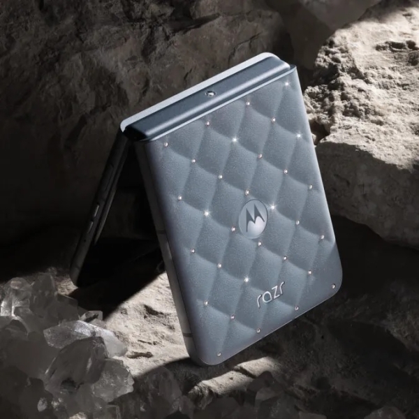 Motorola усыпала раскладушку Razr 2025 кристаллами Swarovski — спецверсия стоит $999