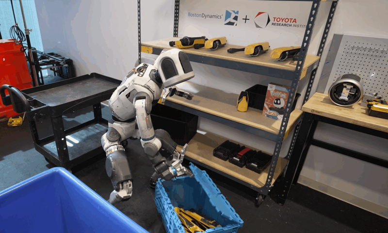 Видео: робот Atlas от Boston Dynamics продолжает работать, пока его толкают, мешают и отбирают вещи